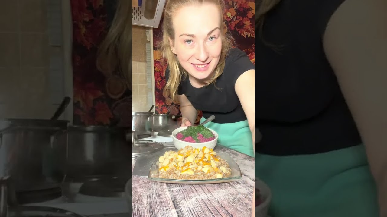 Я ничего не понимаю в политике. Готовлю ужин. Гречка с гуляшом, салат со свёклой.