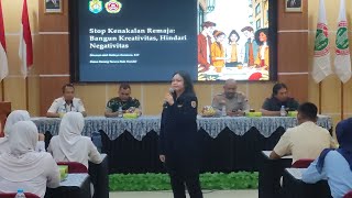 NATTAYA KENENZA MENGISI DISKUSI PELAJAR