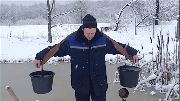 21-й век. Деревня. Вода на коромысле.