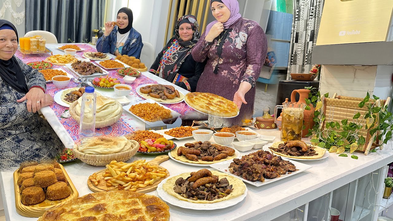 جاين يجبرو بخاطري ويفرحوني رحت عامله لهم عزومه من بواقي التلاجه ابهرتهم