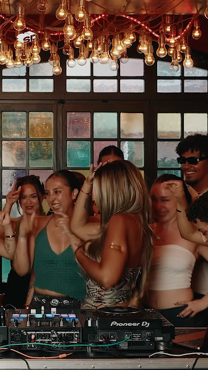 when the DJ knows every move 💃🏻 full set on our channel 🩶 #dj #djparty #sounddistribution