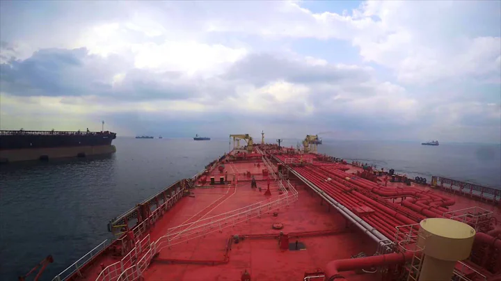 STS, Aframax tanker approaching a VLCC - DayDayNews