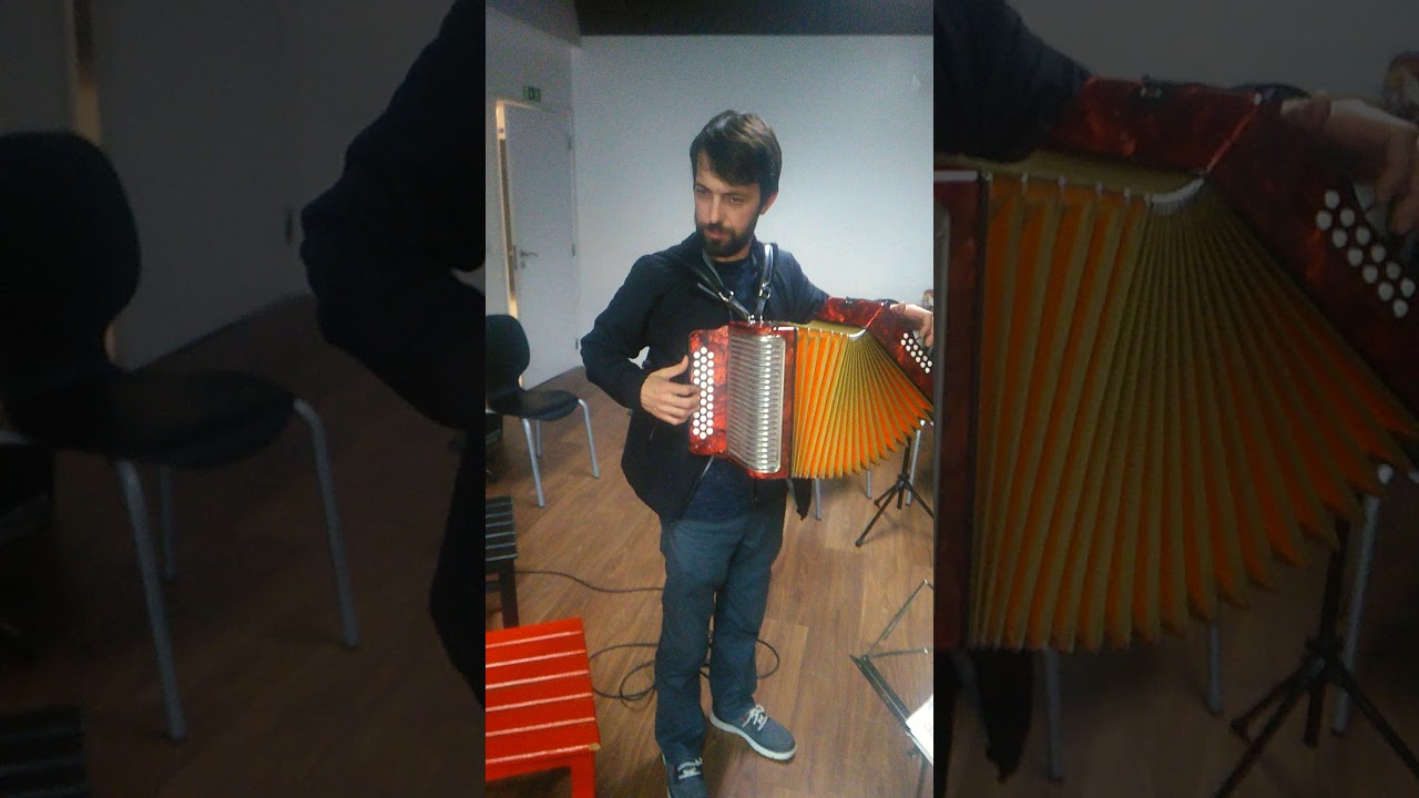 Eu ensinei meu amigova tocar musica e ele gostou e se divertio se