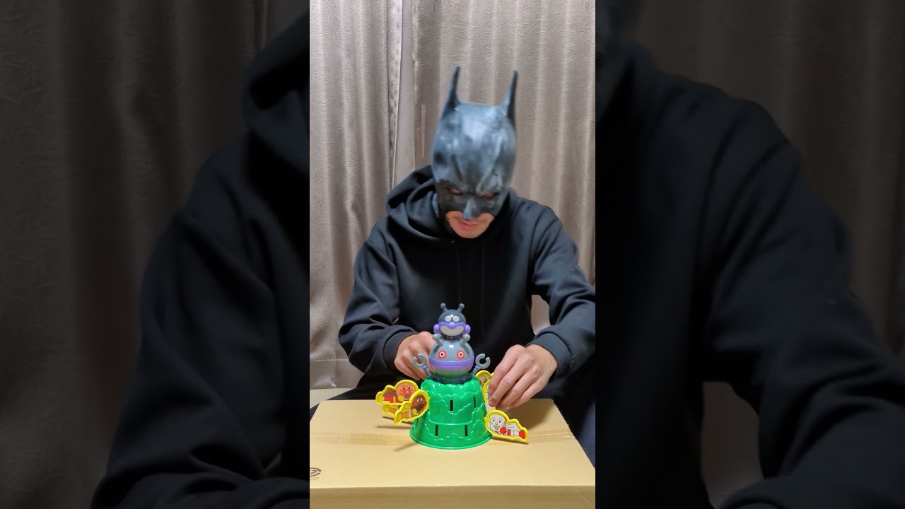 Batman plays with the same toy as Anpanman's Blackbeard's Last Stand #Batman #toy #play #アンパンマン