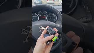Пежо 408 сделать дубликат выкидного авто чип ключа зажигания в Минске на три кнопки