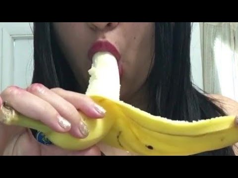 ASMR chupando uma banana 😈