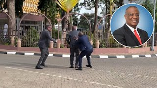 MWIJAKU AMVAMIA WAZIRI NAPE BUNGENI BABALEVO AKIMBIA KUMSAIDIA; VIDEO