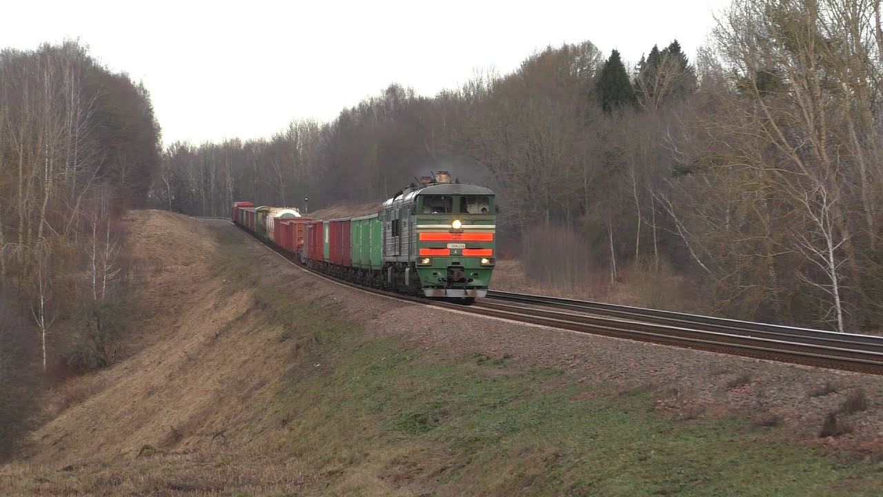 Тепловоз 2ТЭ10УК-0316 с грузовым поездом бесснежным декабрем / Diesel loco in a snowless december