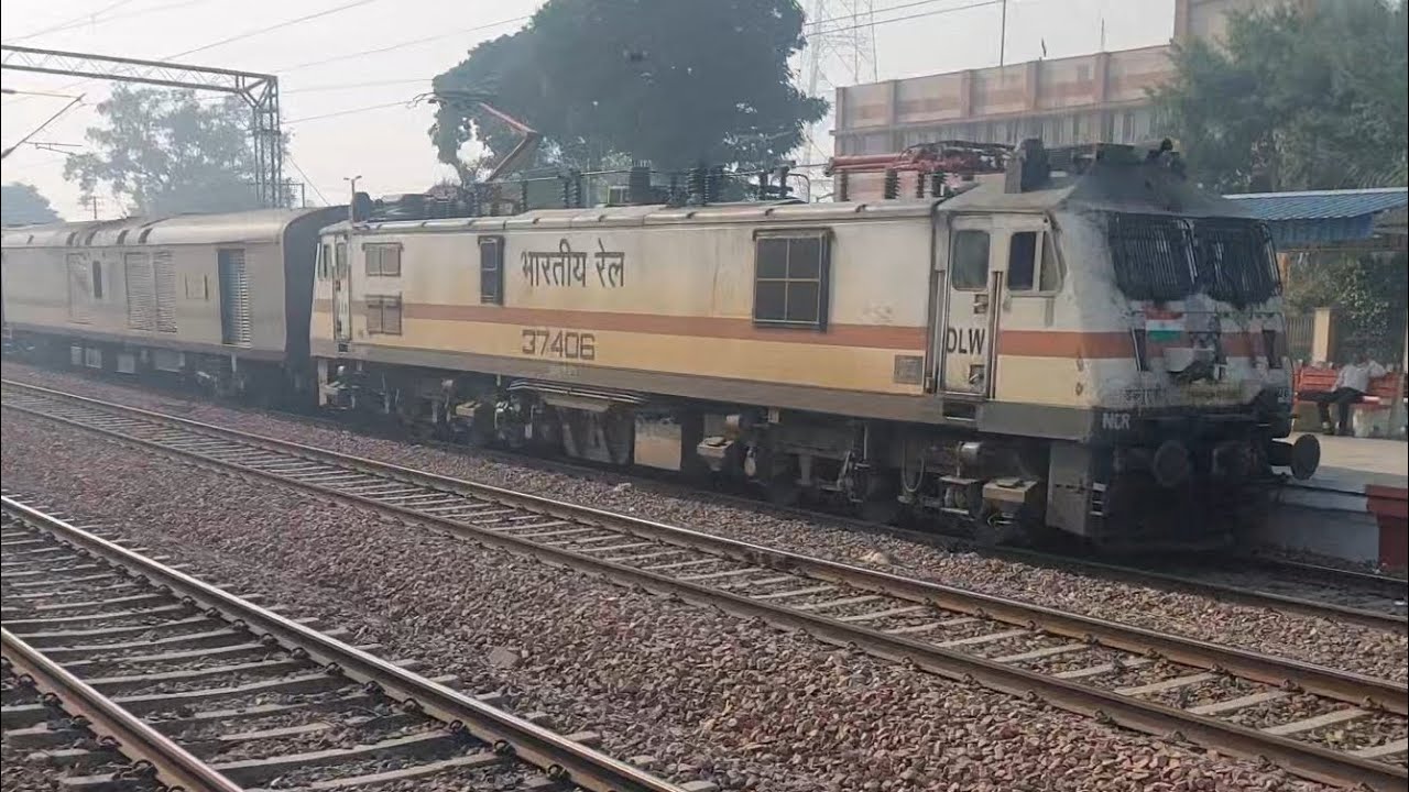 Train 12497 New Delhi Amritsar Shane Punjab Express arriving ...