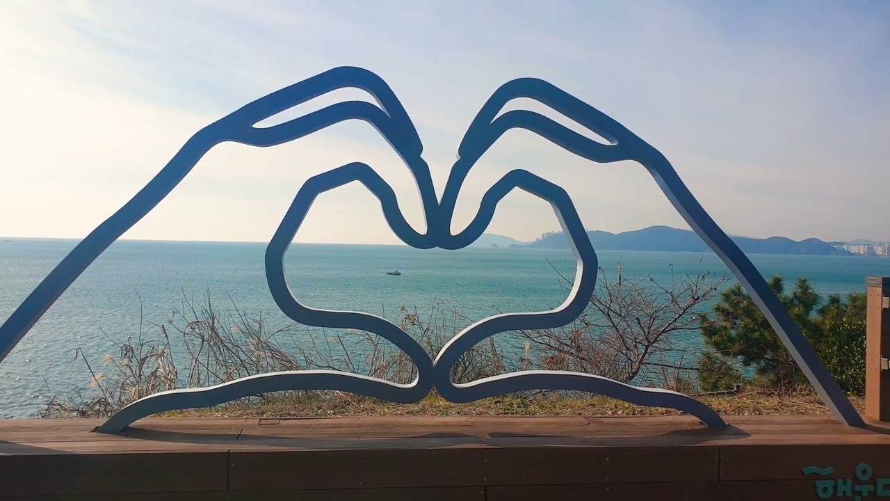 해운대해변이 한눈에 보이는 오션뷰 사우나에서 일정시작, 복지리탕은 깔끔개운한맛, 블루라인파크 캡슐열차 매진되서 못타구 미포정거장에서 청사포까지 산책로 따라 걸으니 안타길 잘했다는~