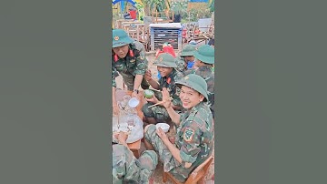 Ăn nhanh anh em bộ đội tiếp tục hỗ trợ cho bà con