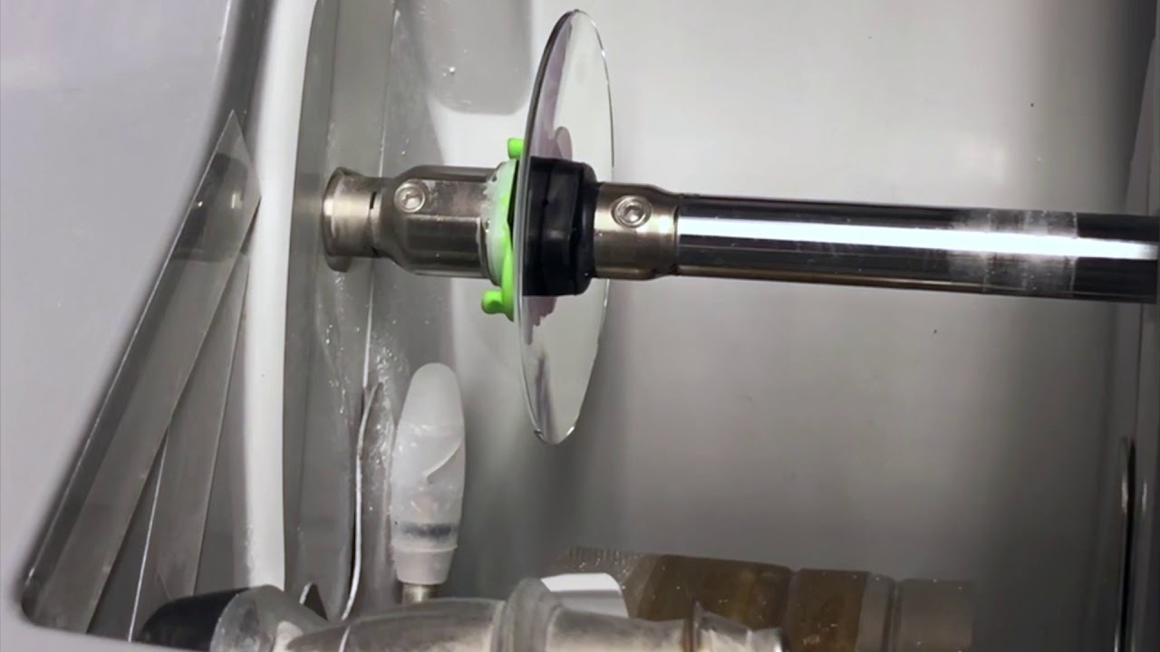 In laboratorio: taglio della lente