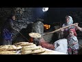 خبز الخبز في موقد قديم في قرية داغستان القديمة في الجبال الحياة في روسيا خبز الخبز في موقد قديم في قرية داغستان القديمة في الجبال الحياة في روسيا