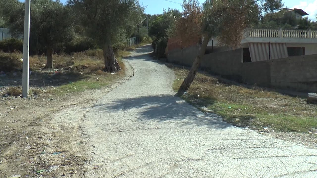 Ora News - Pa rrugë, pa ujë e pa ndriçim, lagjja “15 tetori” në Vlorë