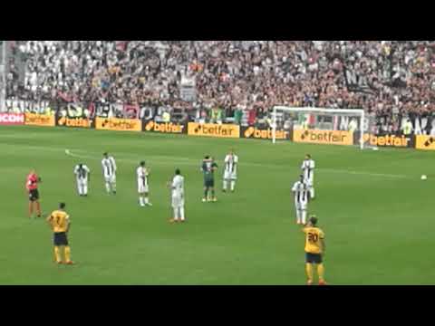 Juventus-Verona: la standing ovation dello Stadium per Gigi Buffon