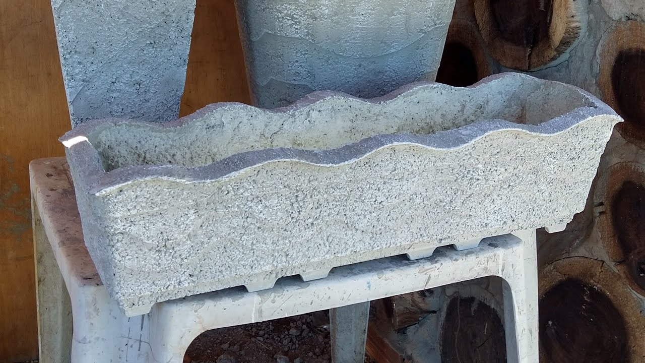 Vaso jardineira de cimento e isopor, leve e fácil de fazer.