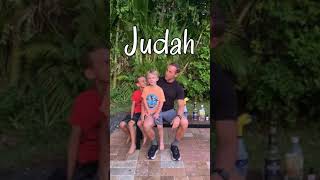 With the coronavirus looming it is hard to find lysol or other air
disinfectant sprays at store. so we found out how make your own
natural disinfectan...