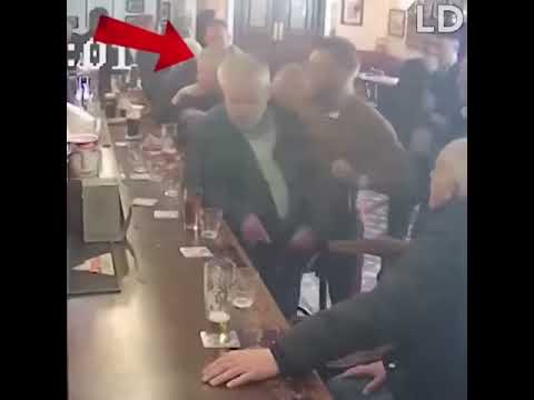 Conor McGregor golpea en la cabeza a anciano😡😱