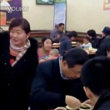 Chinese resident Xi Jinping eats steamed buns in Beijing