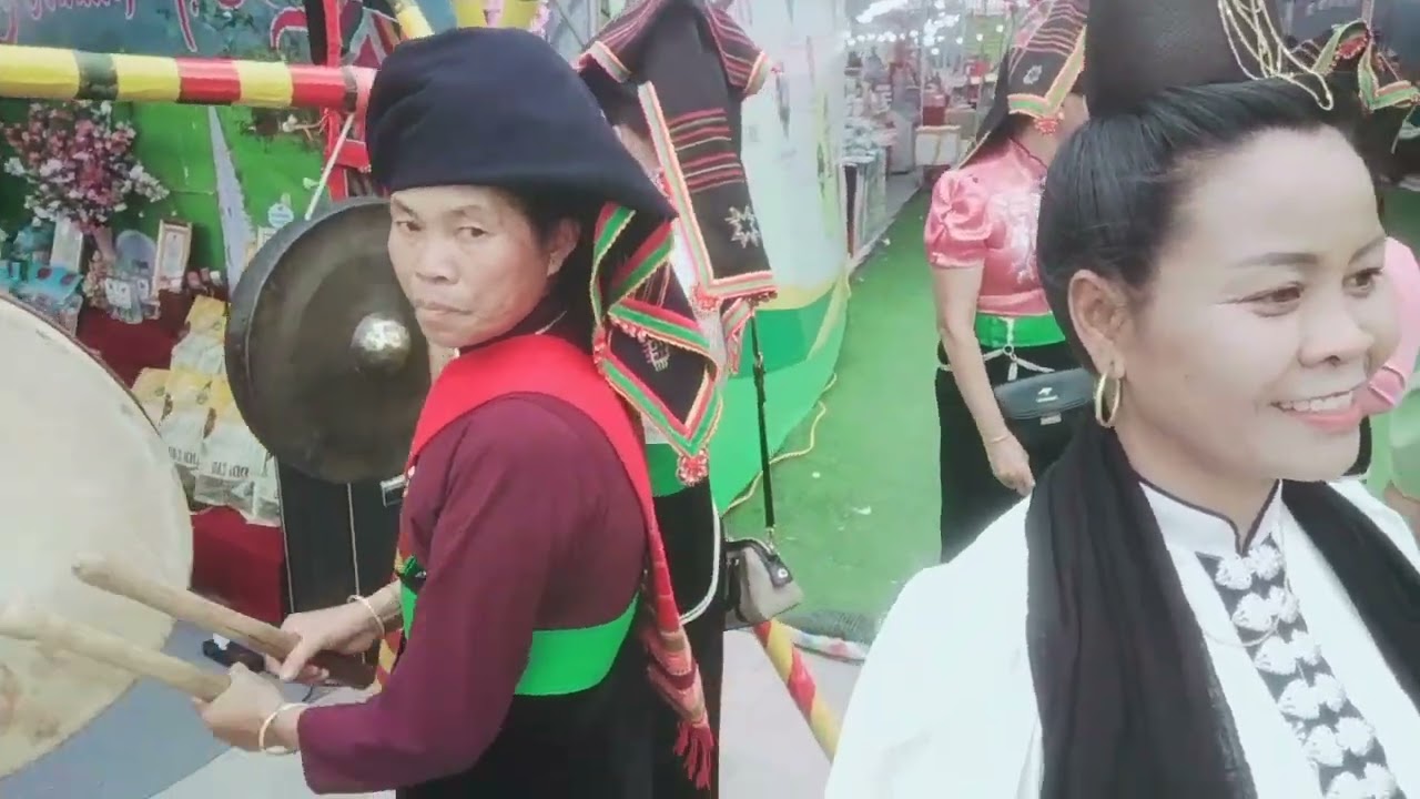 Mới pi Nọng má ỉn hoa ban cứ mướng thành nớ muôn hênh 