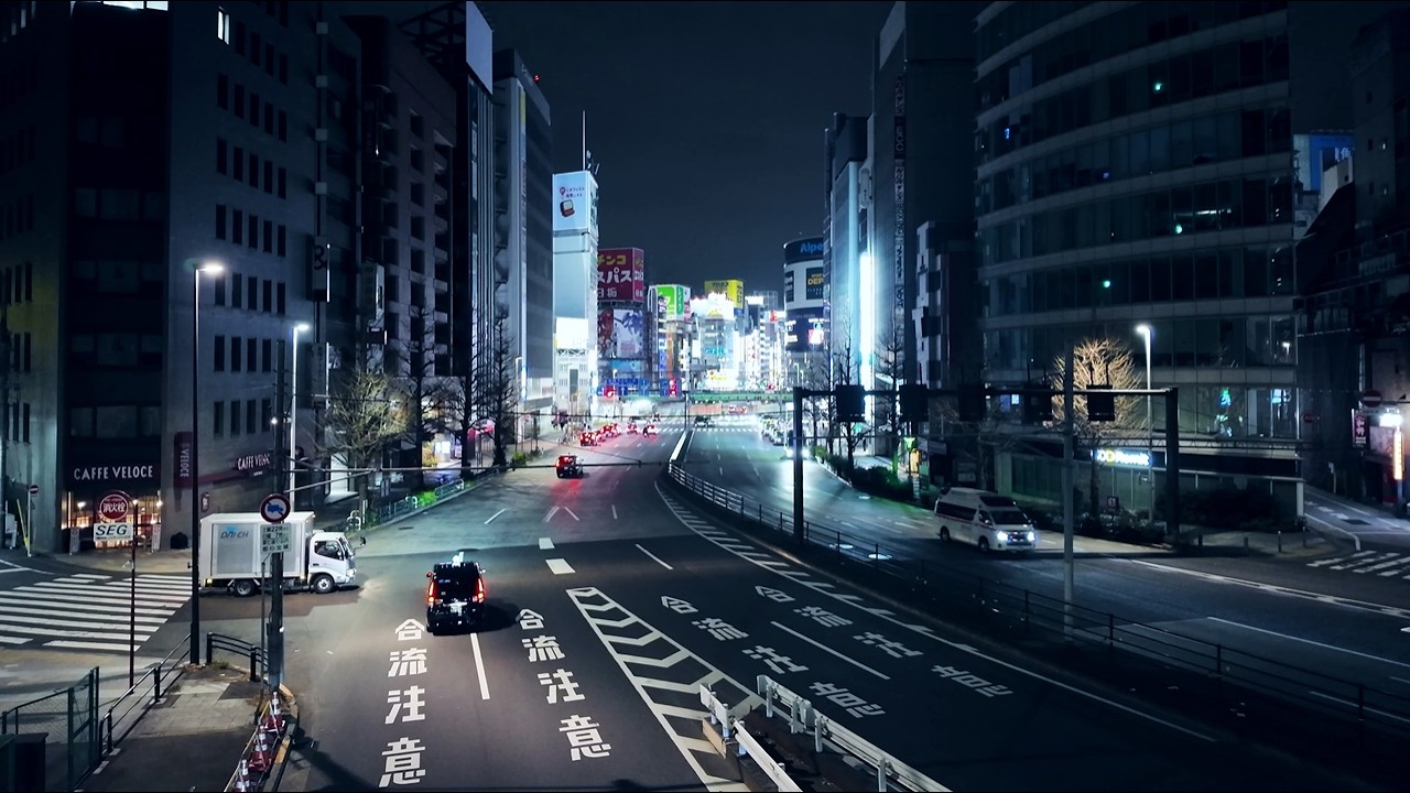 Late Night Walk at Nishi-Shinjuku Shintoshin Pedestrian Bridge / Tokyo