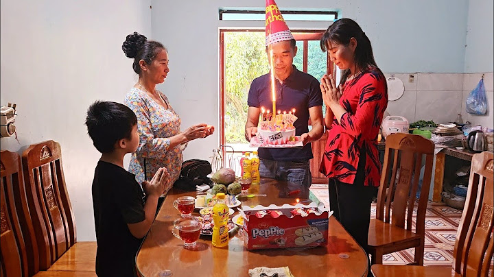 Heartwarming moment: Anh Men bursts into happiness with his mother and lover on his birthday.