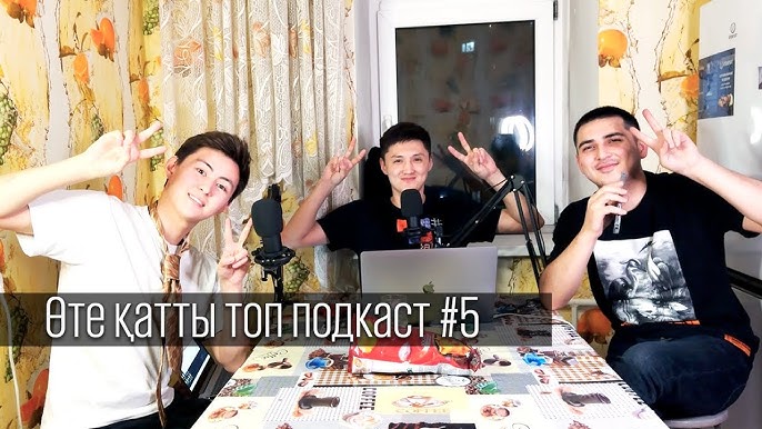 Іш киімдегі қыздардың ақ-қара фотосуреттері