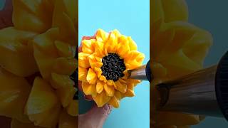 Let’s make a beginner sunflower cupcake. Full video linked #buttercreamflowers #cupcakes #sunflower