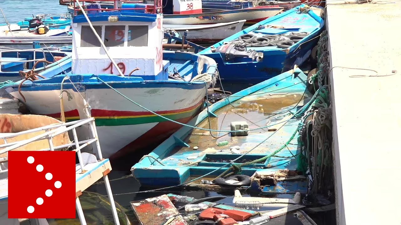 Dentro il cimitero delle barche: immagini dal porto di Lampedusa