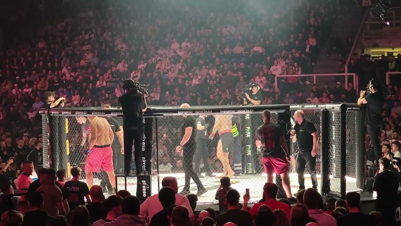 Baba Jaga vs Pali Hari (Clash 15 MMA - Winning Group Aréna Brno - 7.2.2026) Ear Biting