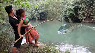 Building Life: Primitive girl and lazy husband - Fishing skills catch big fish at river