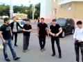 Чеченцы танцуют лезгинку в центре города