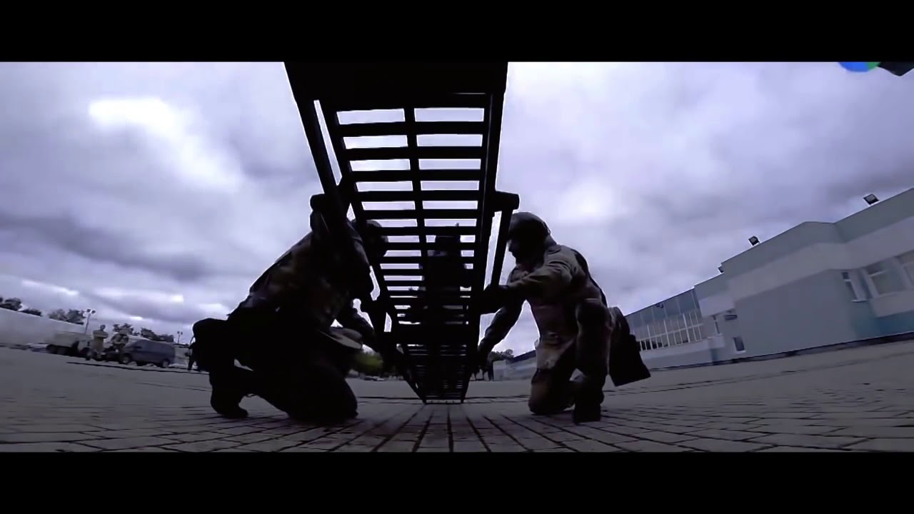 Спецназ штурмует квартиру. Триагрутрика. Выбегаешь из подъезда а там омон песня. Oybek omon omon skachat. Фбр опен ап.