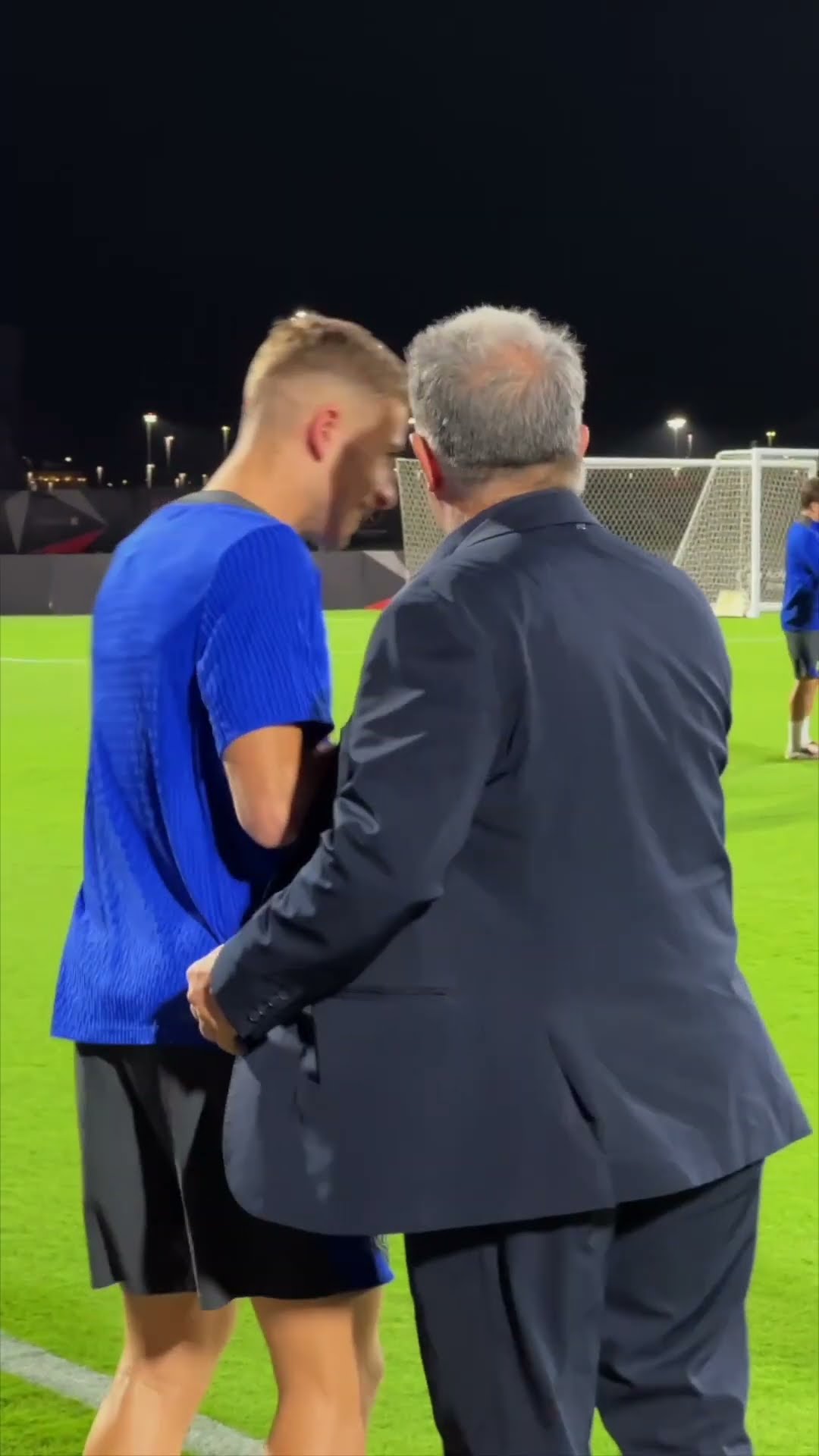 ? President Joan Laporta visits the team ahead of the semi-final battle! #fcbarcelona #football