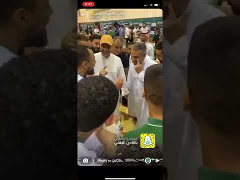 رييس نادي الاهلي السعودي مع فريق كرة الطائرة