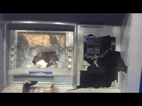 Video Vác búa đập nát ATM vì rút 11 triệu máy chỉ nhả 5... - youtube