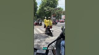 Funny moments when mothers dance at red lights ‼️‼️#mothers #dance #redlight #funny #shorts