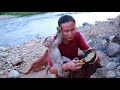 survival in the rainforest-woman helped two goats & cook​ fish with vegetables -Eating delicious HD