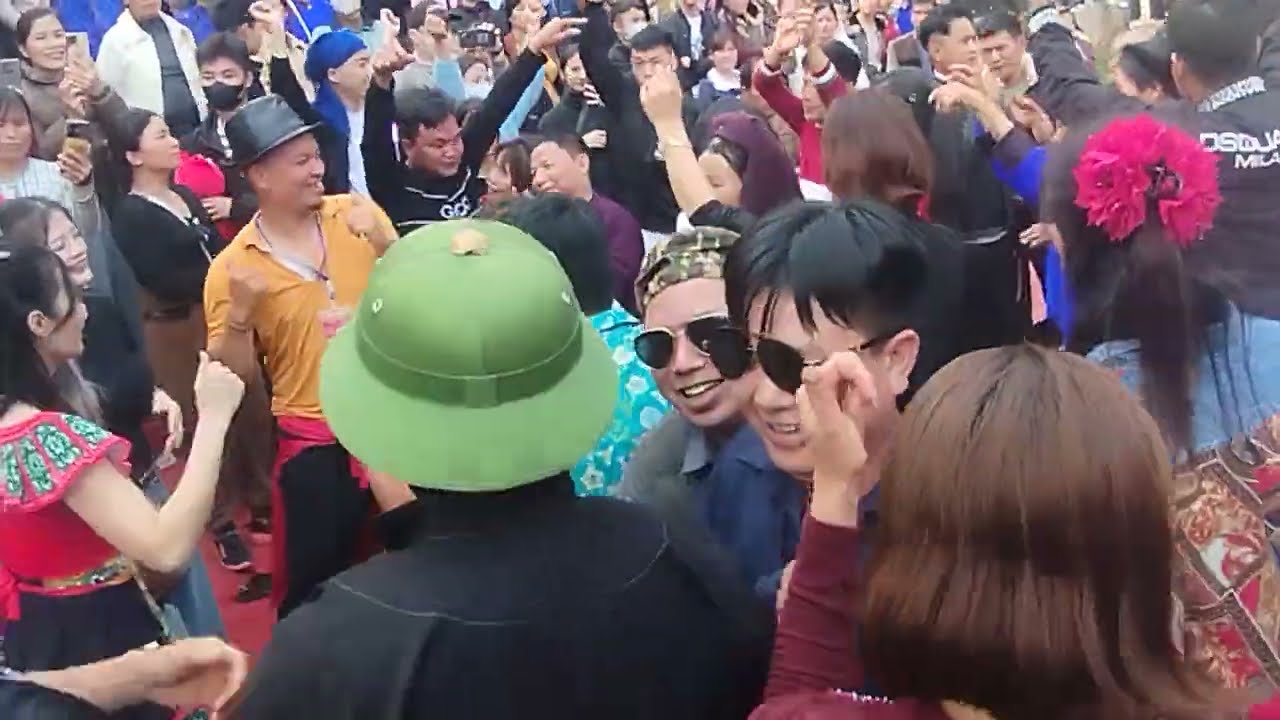 Gái xinh nhảy tung té bốc lửa hội chùa pác nga 