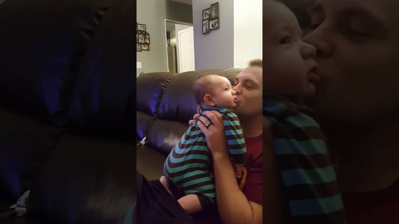 赤ちゃんのほっぺにキスしたら露骨に嫌な顔されているダディアハーン