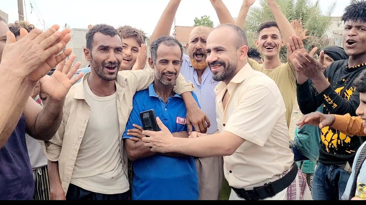 بجانب علي شخص أصم وأبكم عمره 45 سنه شوفوا اهل الحارة ايش طالبين مننا | ما رأيكم؟