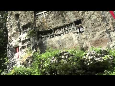 Vidéo: Les Tombes Suspendues Des Toraja - Réseau Matador