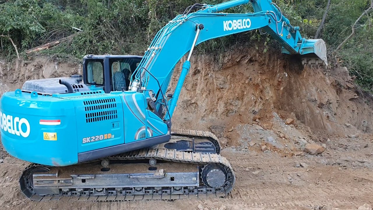 Kobelco 220 Excavator - Cutting Hill - Opening New Track on Hill - Hilly Road Construction