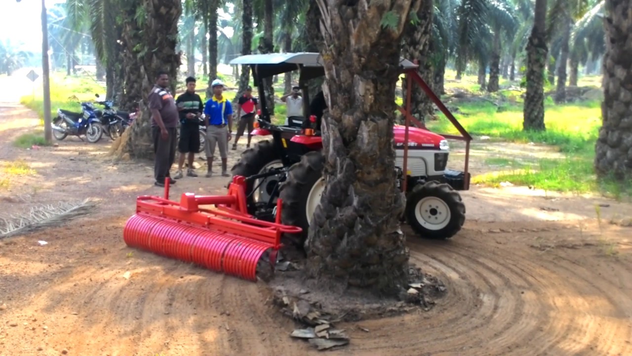 EMDEK Circle Rake - Clearing trash in the perimeter of oil palm tree trunk