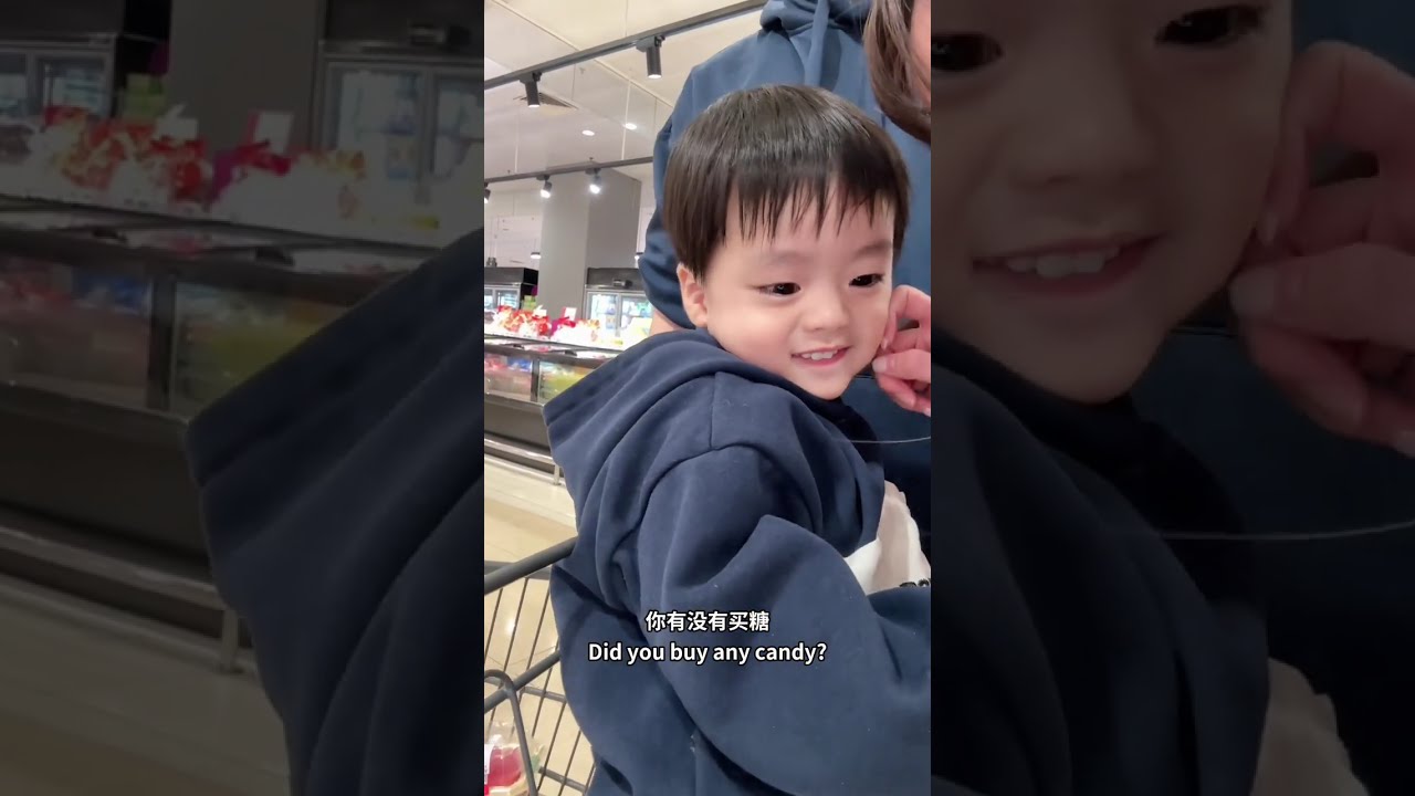 Папа Пан учит малыша Левена показывать знак «ОК» — неуклюже, но очень мило! Он пытается сам надет...