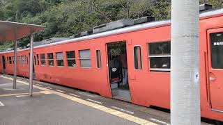 ドアップ撮影、阿波赤石駅に到着、発車するキハ47型気動車の国鉄塗装ラッピング。