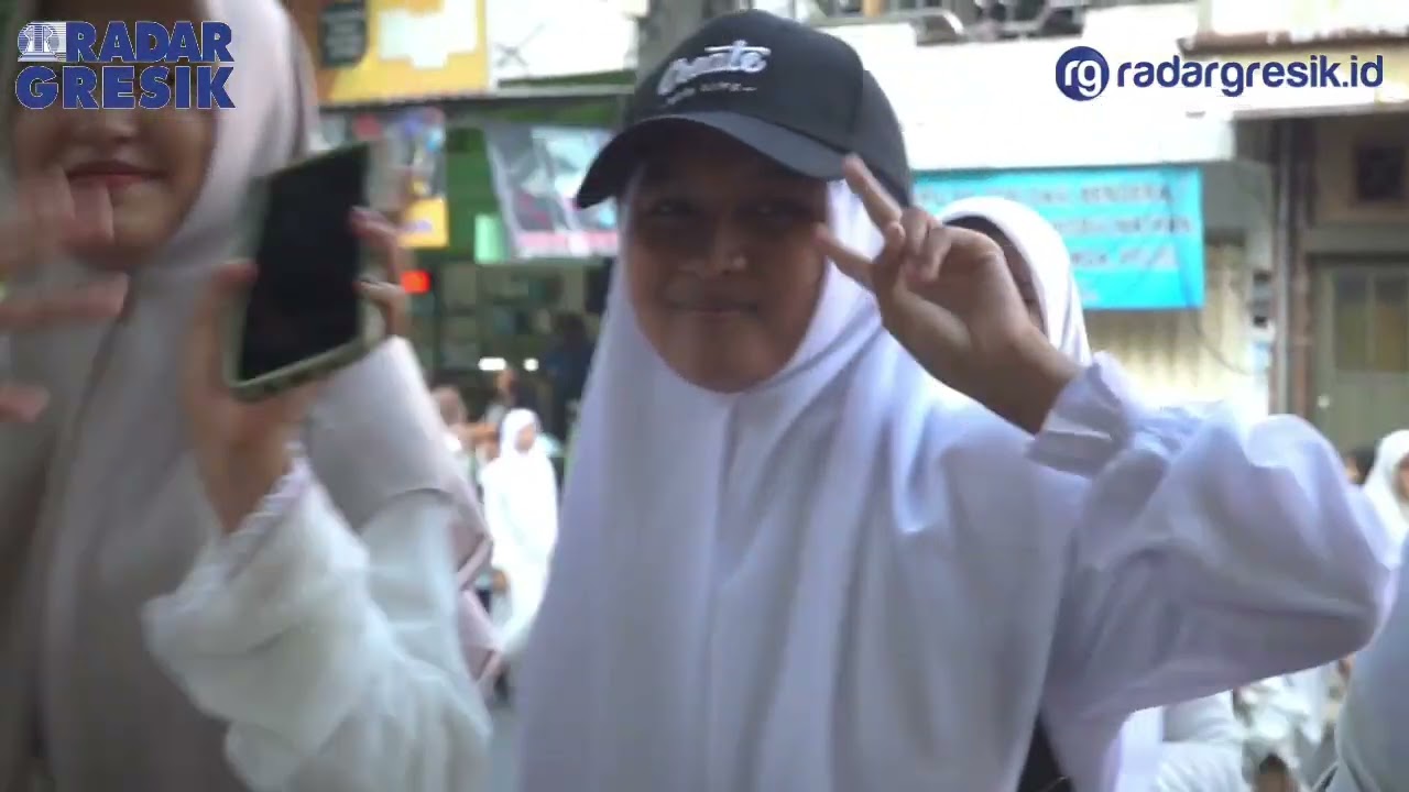 Hari Santri 2023, Radar Gresik Gelar Mlaku Sarungan Bareng Bupati dan Wakil Bupati Gresik