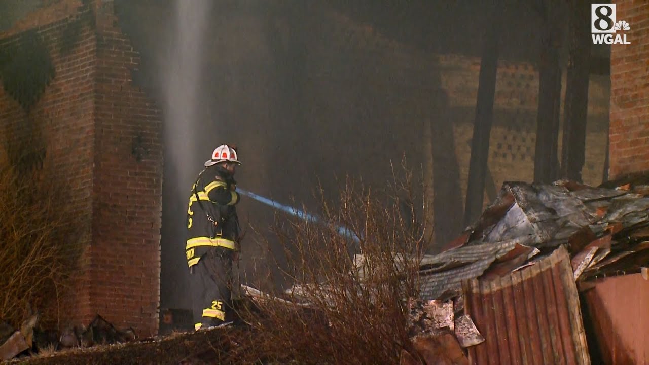 Crews battle barn fire in York County - YouTube