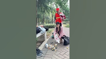 Cô gái trừng trị chàng trai vô ý thức vứt rác bừa bãi ra công viên #shorts