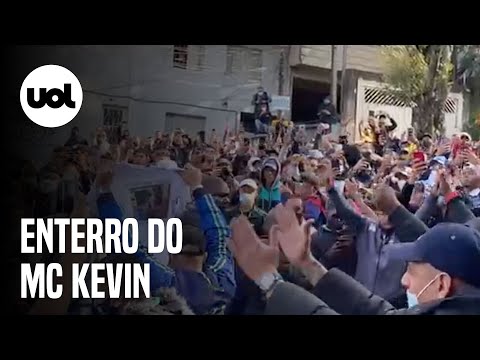 Mc Kevin: enterro começa com aplausos na saída do velório